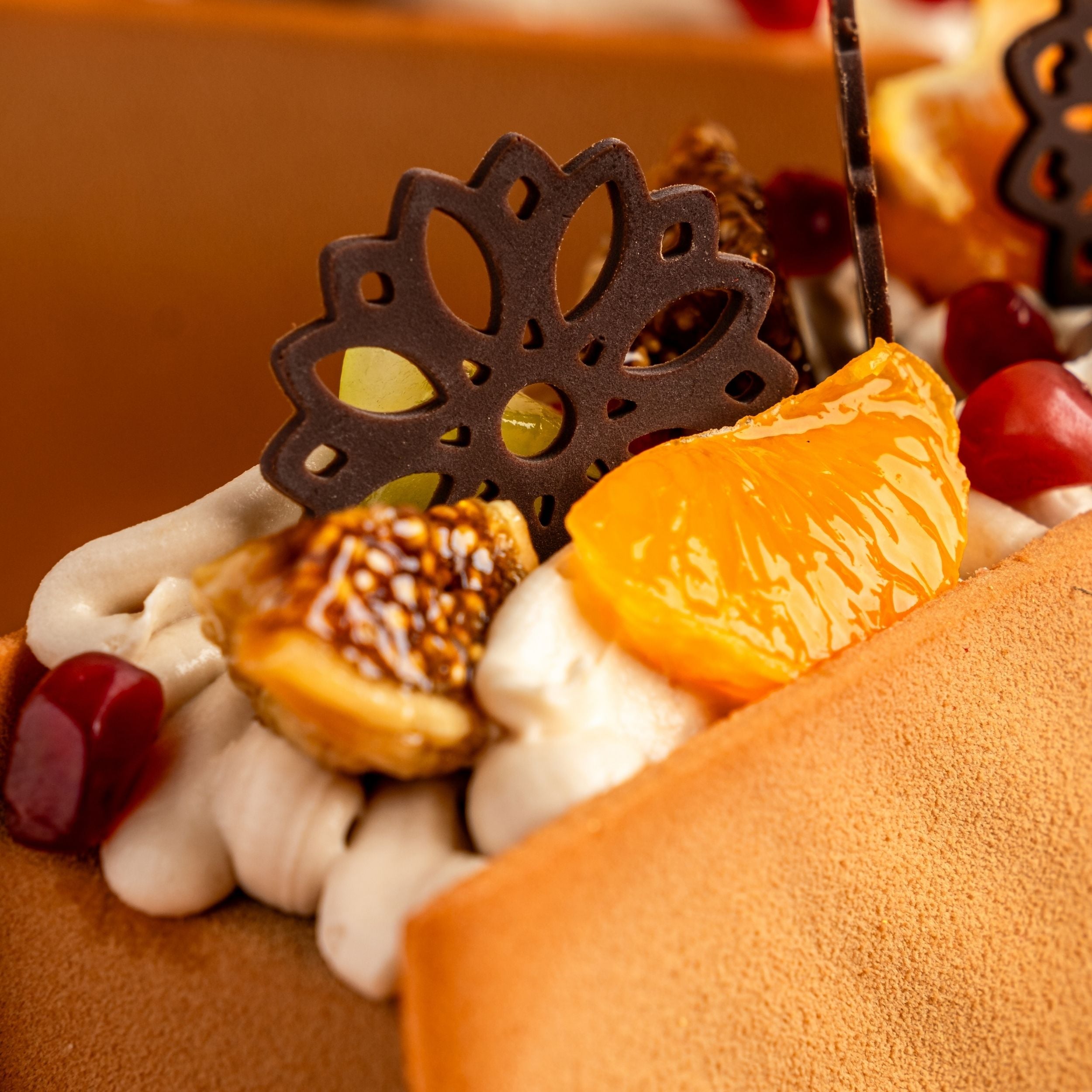 tacos di cioccolato con decorazioni di dobla e frutta fresca